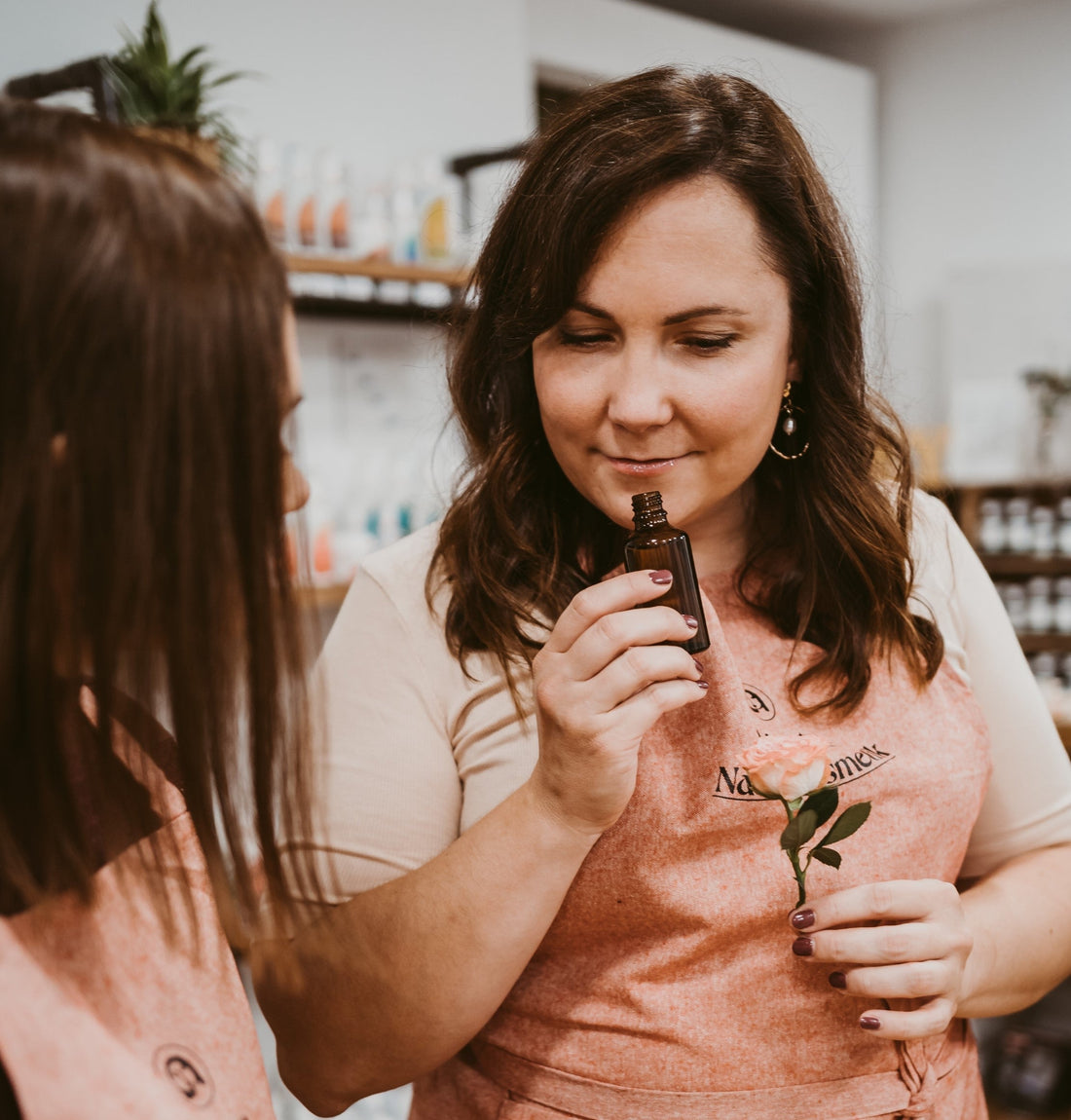 Arbeit mit natürlichen Duftstoffen beim Kennenlernen von Naturparfum